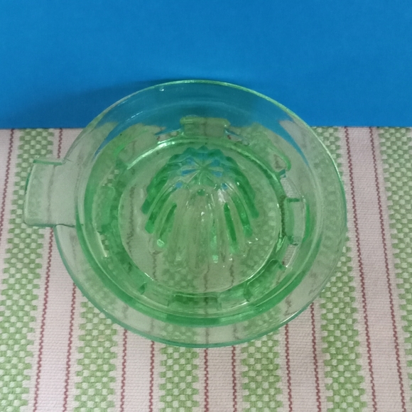 Vintage Green/ Uranium Depression glass Hand Juicer - Picture 2 of 2